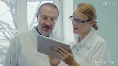 教授和年轻的女医生正在用平板电脑聊天，他们讨论平板上显示的东西，并做了<strong>一个</strong>